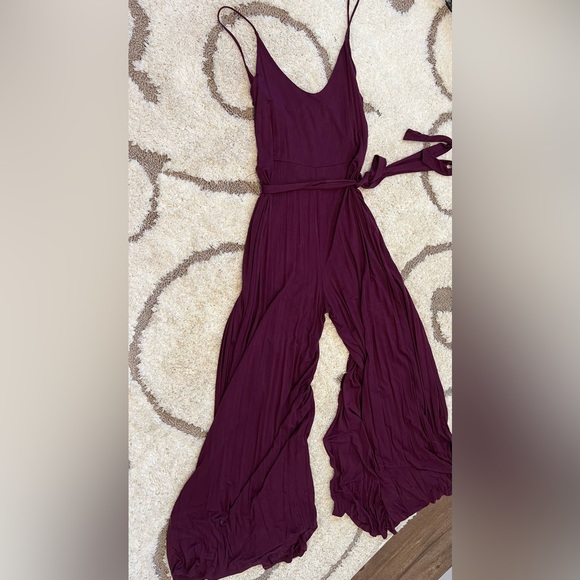 Purple jumpsuit with slits on both legs. Tie for the waist. - Picture 5 of 9